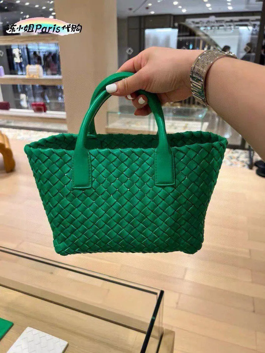 Mini and cute, even though it’s small, it can hold a tote vegetable basket—parrot green